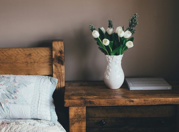 What's the Best Approach to a Clutter-Free Minimalist Living Room with Kids?